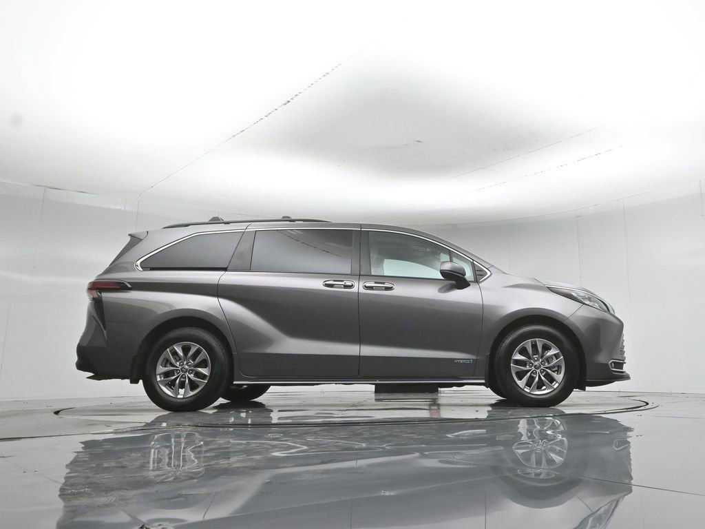 Used 2021 Toyota Sienna XLE FWD image 52