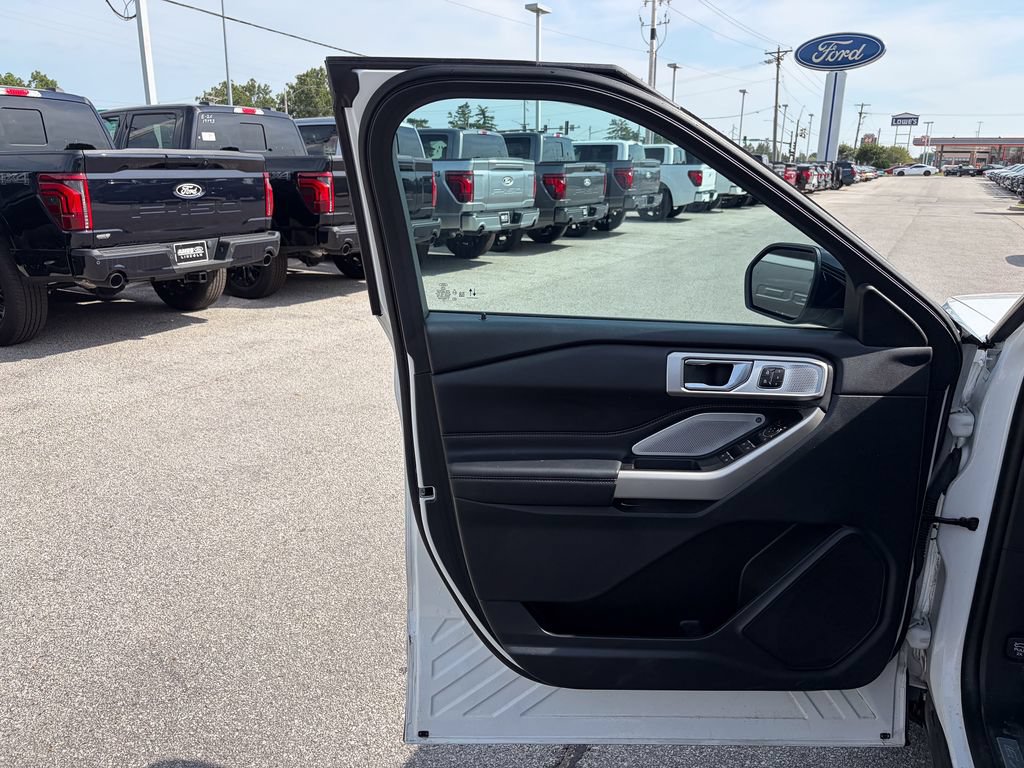 Certified 2023 Ford Explorer Limited w/ Limited Technology Package AWD/4WD image 11