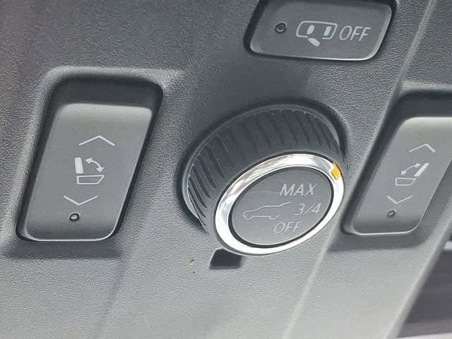 Used 2023 Chevrolet Suburban RST w/ Sport Performance Package image 29