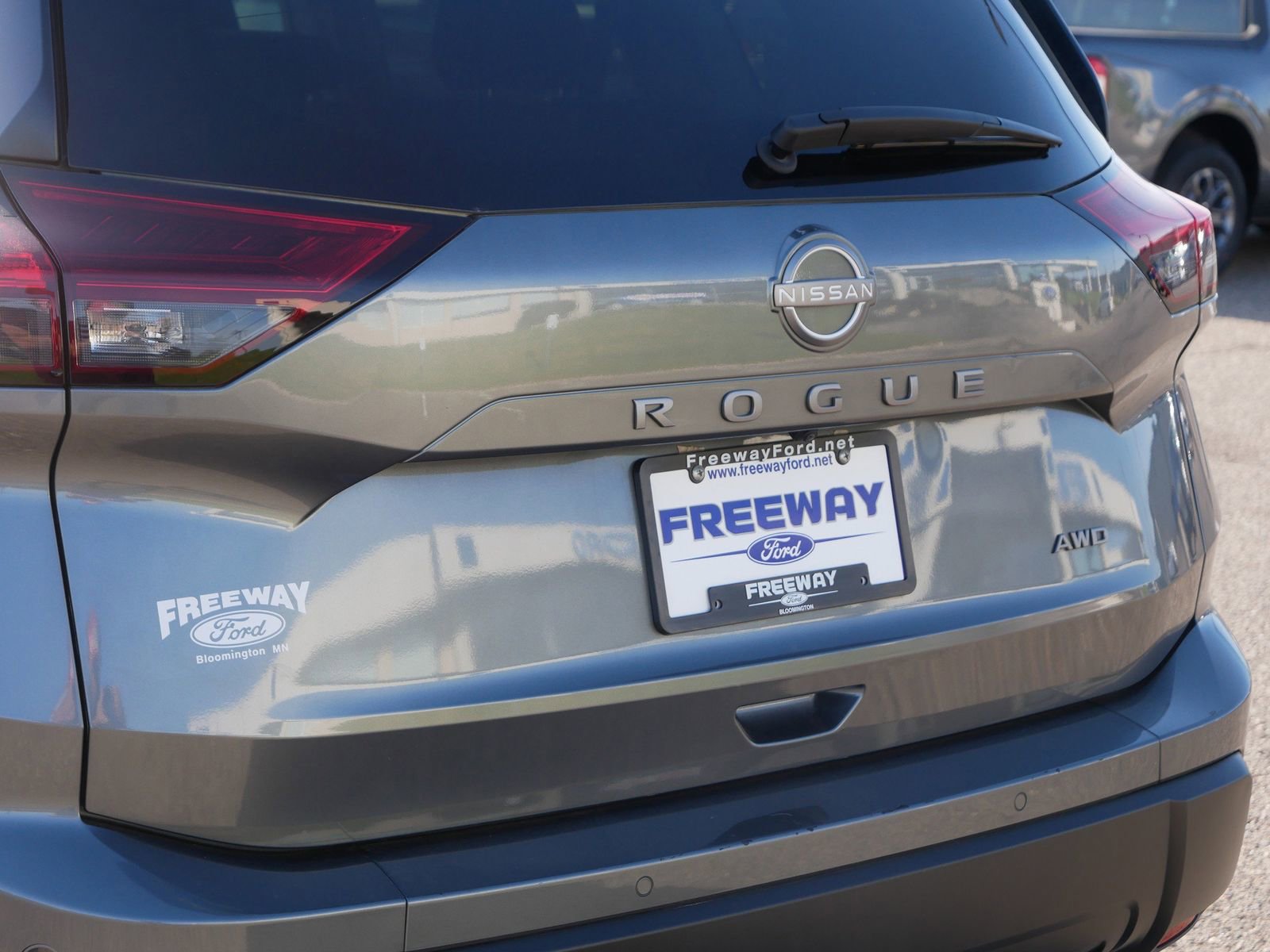 Used 2024 Nissan Rogue S AWD/4WD image 12
