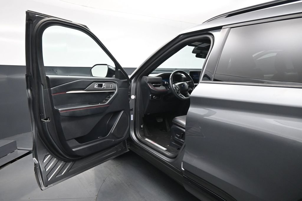 Certified 2025 Ford Explorer ST-Line w/ ST-Line Street Pack AWD/4WD image 9