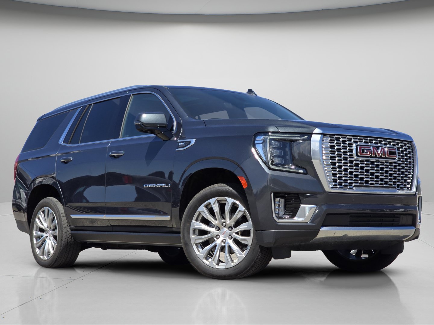 Used 2022 GMC Yukon Denali w/ Denali Premium Package AWD/4WD image 2