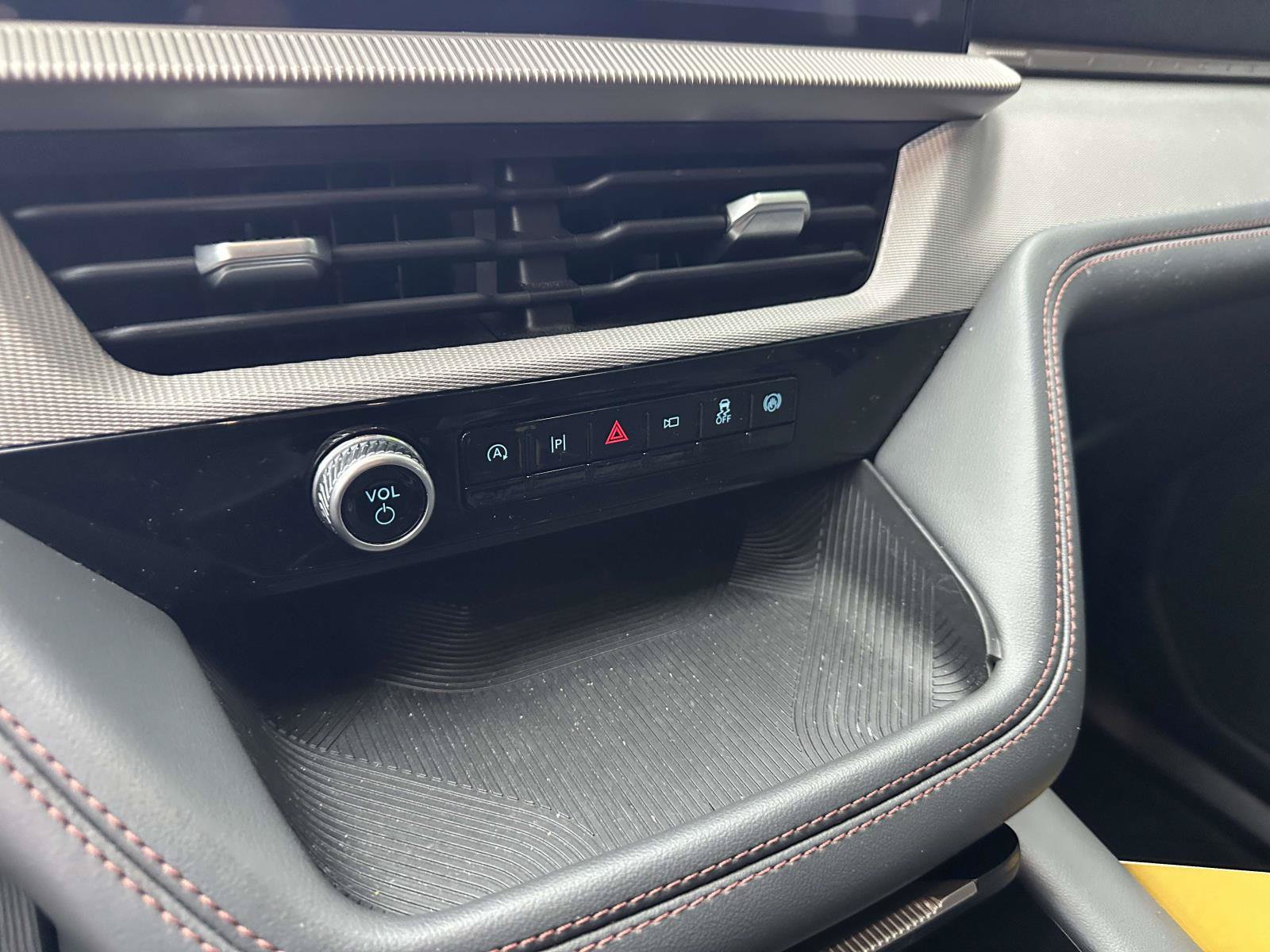 Certified 2025 Ford Explorer Active AWD/4WD image 25