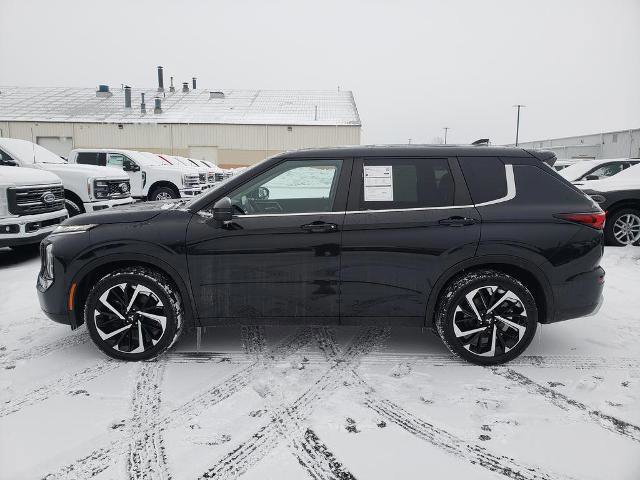 Used 2022 Mitsubishi Outlander SE image 2