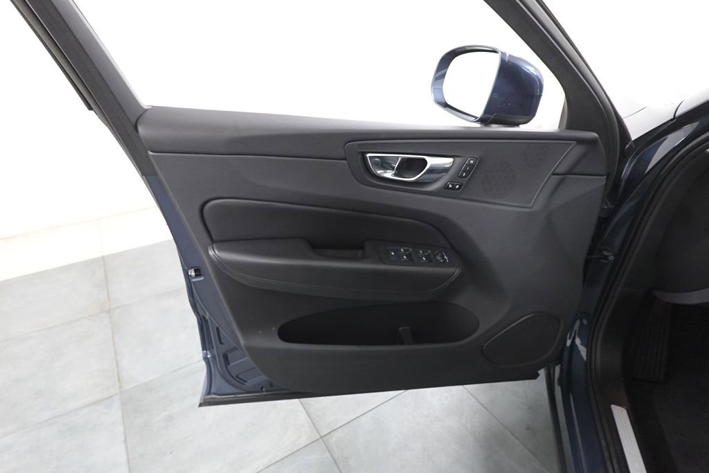 Used 2023 Volvo XC60 B5 Core image 7
