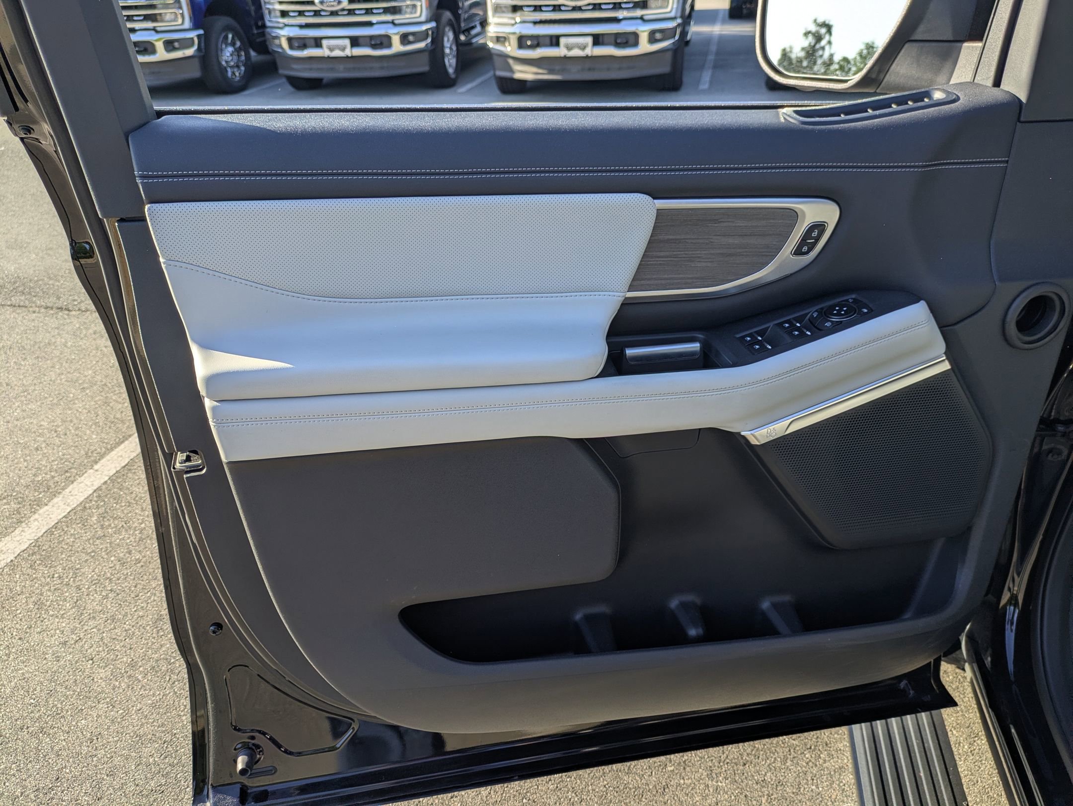 Certified 2025 Ford Expedition Platinum w/ Platinum Ultimate Package AWD/4WD image 15