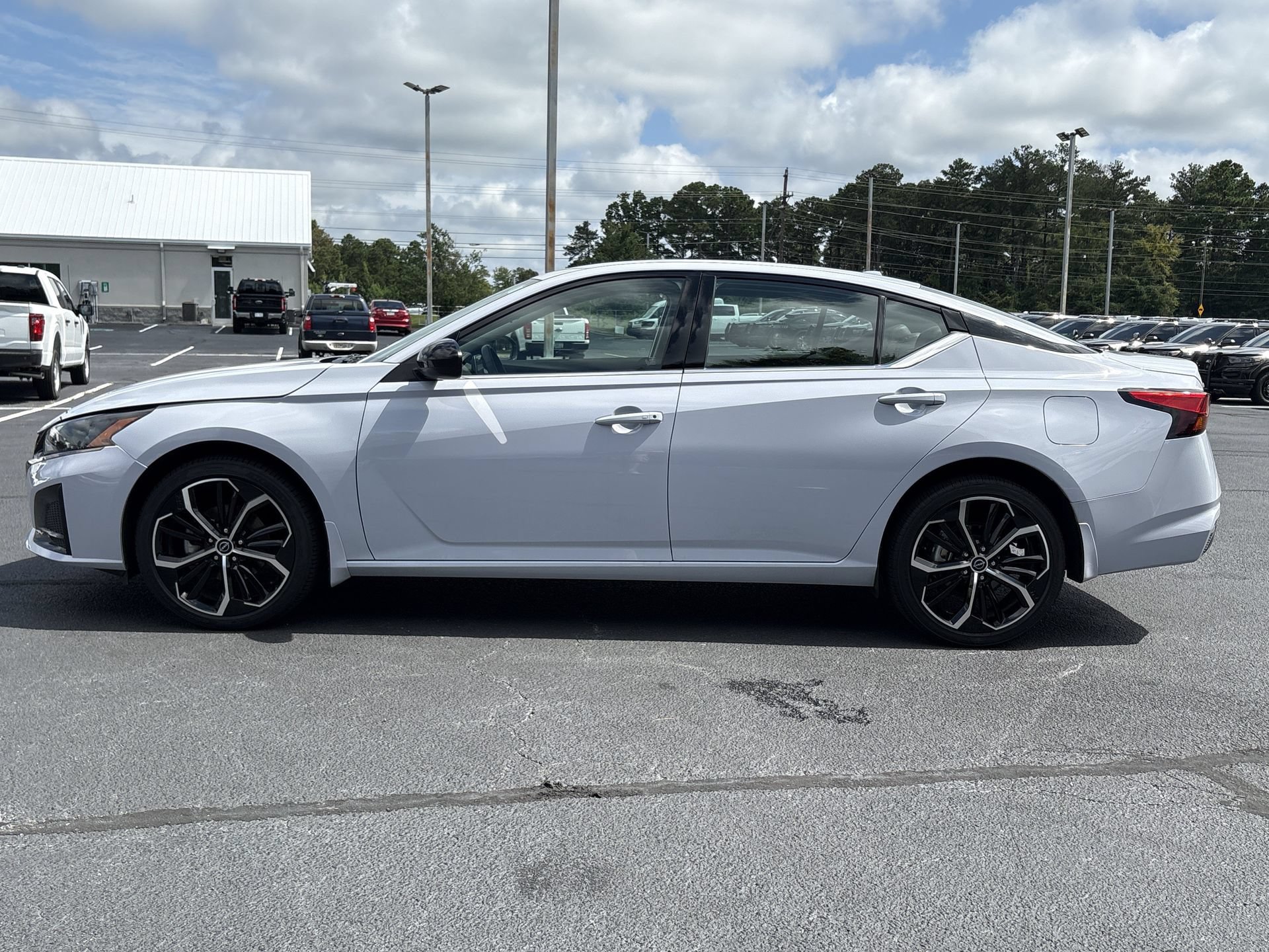 Used 2025 Nissan Altima 2.5 SR AWD/4WD image 19