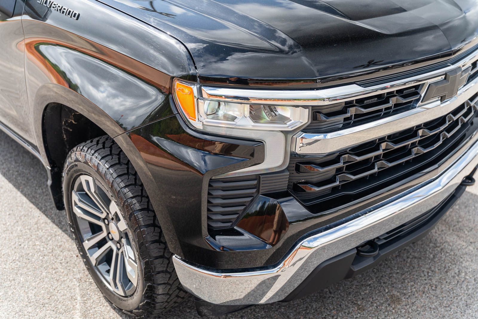 Used 2023 Chevrolet Silverado 1500 LT AWD/4WD image 10