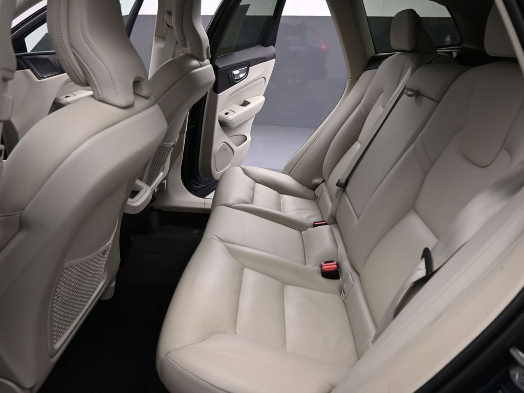 Used 2023 Volvo XC60 B5 Plus image 18