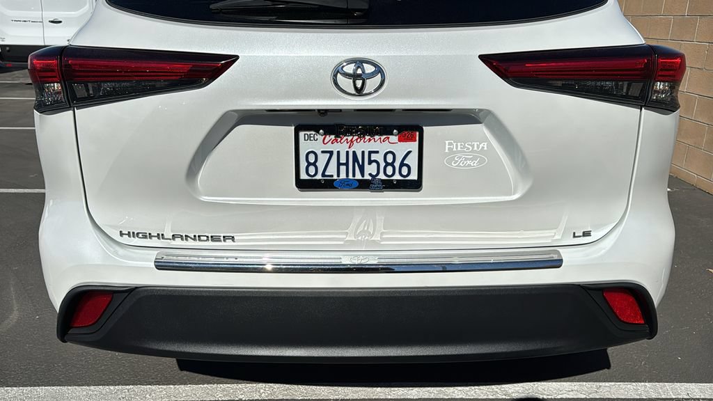 Used 2022 Toyota Highlander LE FWD image 7