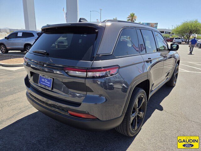 Used 2024 Jeep Grand Cherokee Altitude AWD/4WD image 7