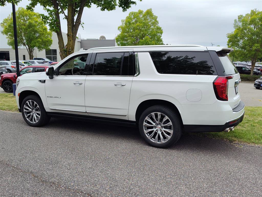 Used 2022 GMC Yukon XL Denali w/ Advanced Technology Package AWD/4WD image 4