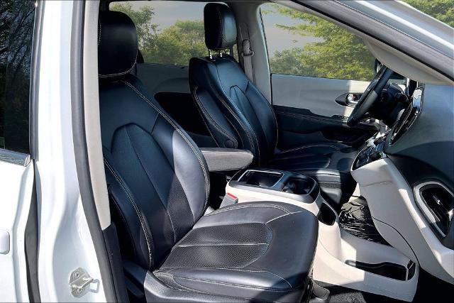 Used 2023 Chrysler Pacifica Touring-L FWD image 7