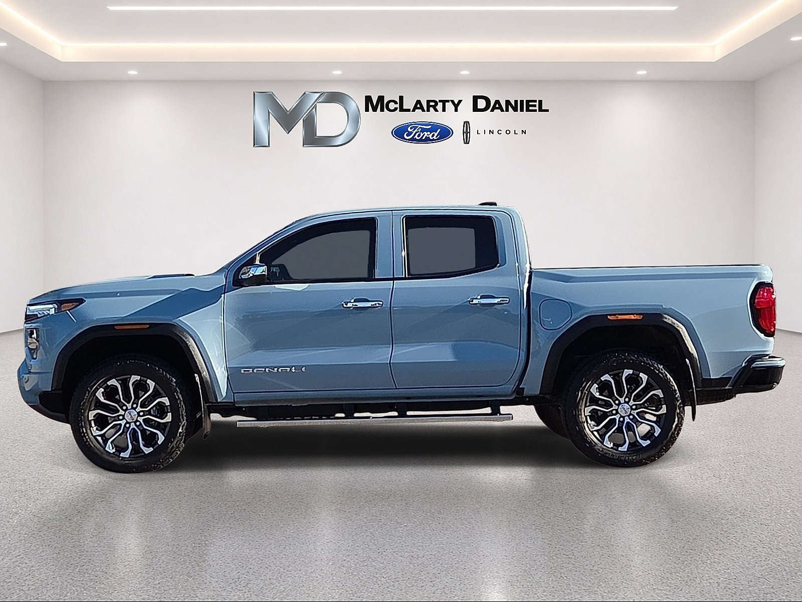 Used 2025 GMC Canyon Denali AWD/4WD image 3