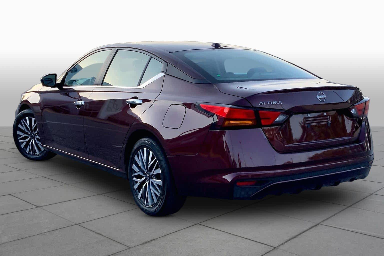Used 2025 Nissan Altima 2.5 SV FWD image 11