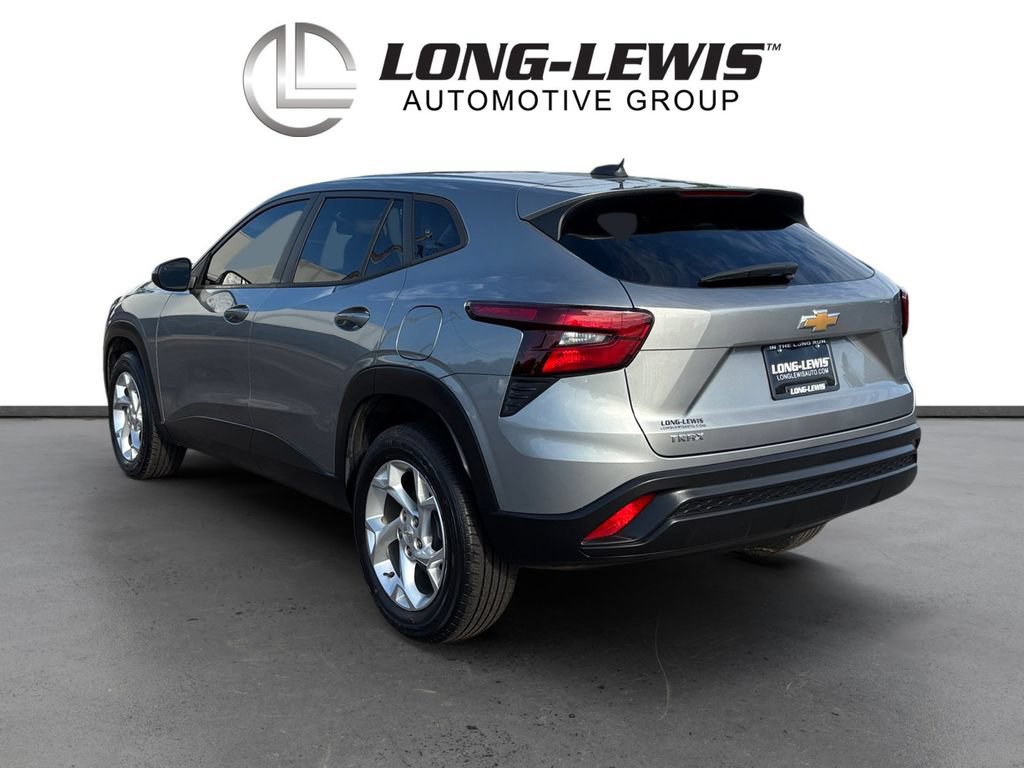 Used 2024 Chevrolet Trax LS w/ LS Convenience Package FWD image 4