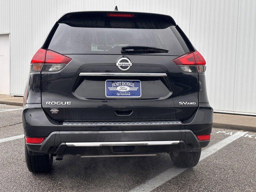 Used 2018 Nissan Rogue SV w/ Premium Package image 2