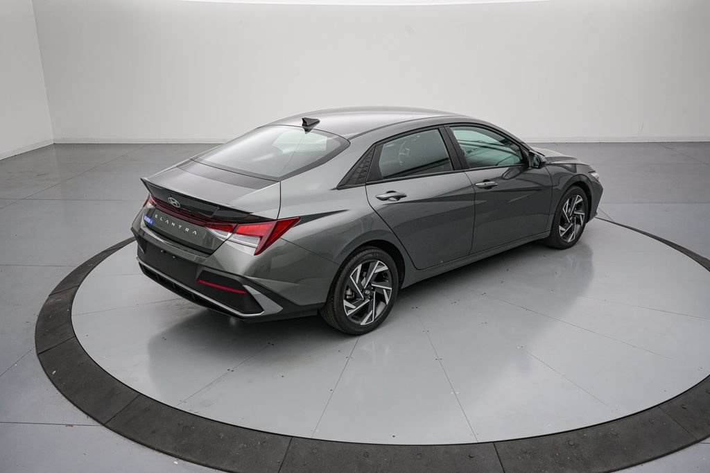 Used 2025 Hyundai Elantra Sport FWD image 4