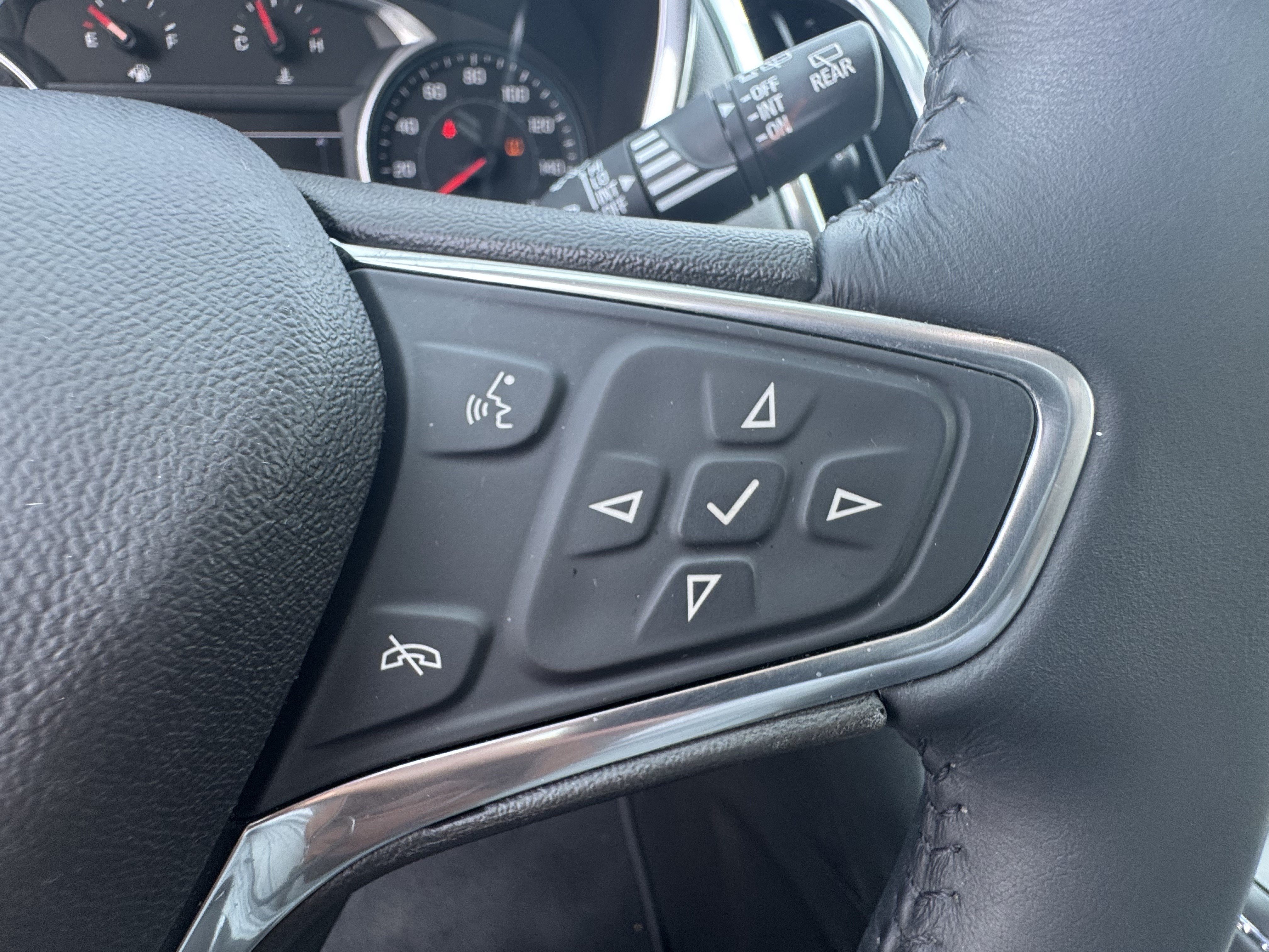 Used 2018 Chevrolet Equinox LT w/ Sun & Infotainment Package FWD image 32