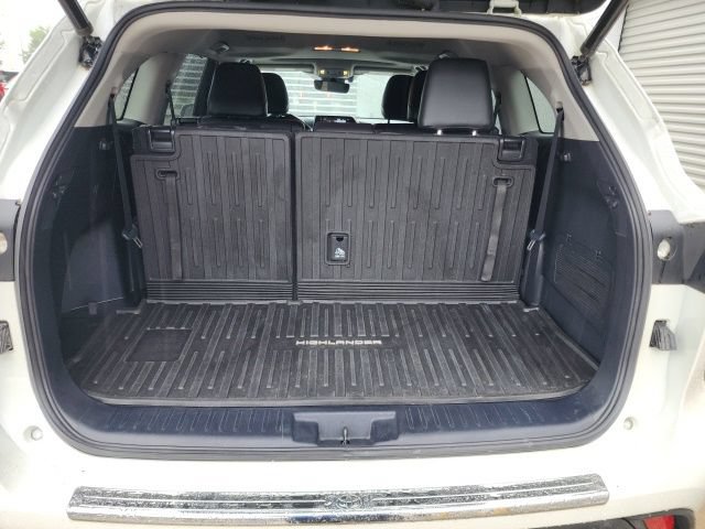 Used 2021 Toyota Highlander XLE AWD/4WD image 35