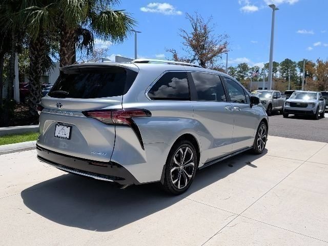 Used 2025 Toyota Sienna Platinum FWD image 6