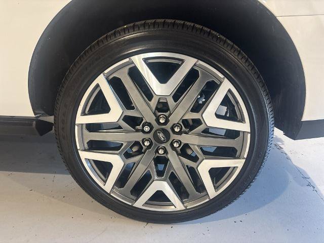 Certified 2025 Ford Expedition Platinum w/ Platinum Ultimate Package AWD/4WD image 9