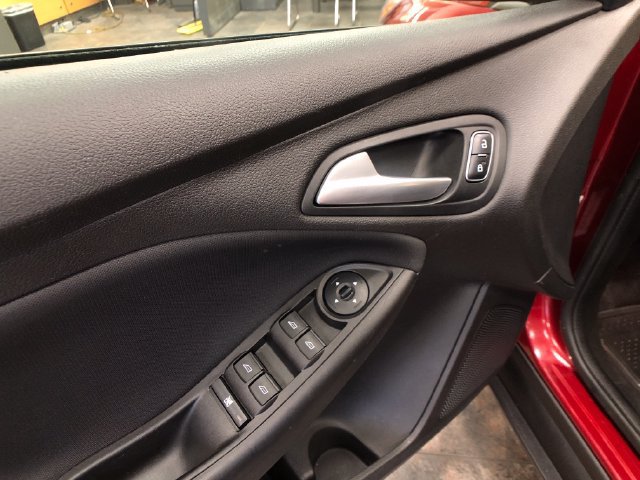 Certified 2017 Ford Focus SE FWD image 12