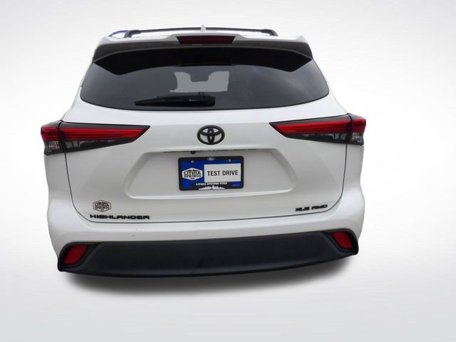 Used 2021 Toyota Highlander XLE AWD/4WD image 9