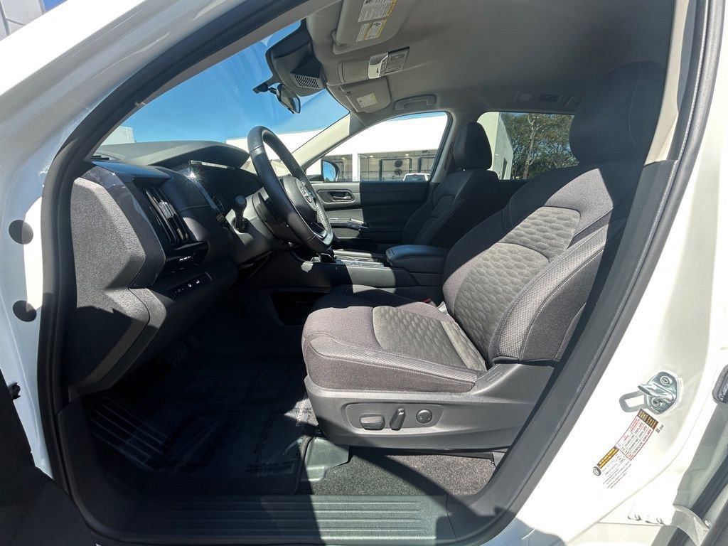 Used 2025 Nissan Pathfinder SV image 10