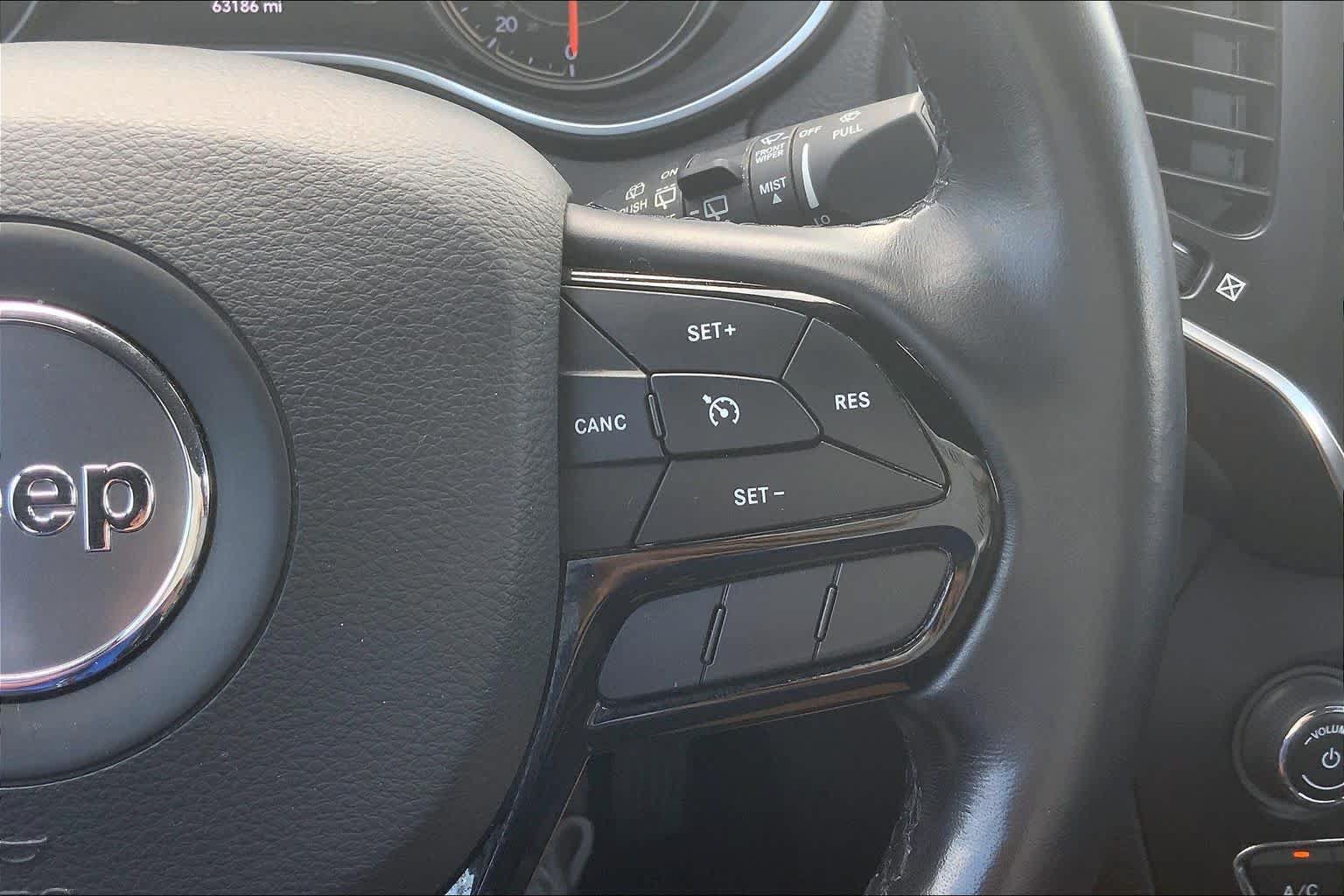 Used 2021 Jeep Cherokee Latitude Plus AWD/4WD image 24