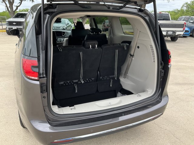 Used 2023 Chrysler Pacifica Touring-L FWD image 12