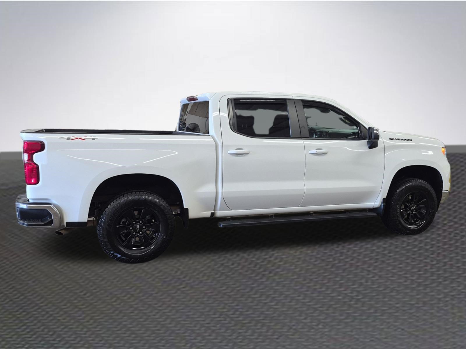 Used 2023 Chevrolet Silverado 1500 LT w/ Protection Package AWD/4WD image 4