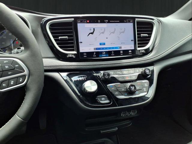 Used 2025 Chrysler Pacifica Select FWD image 19