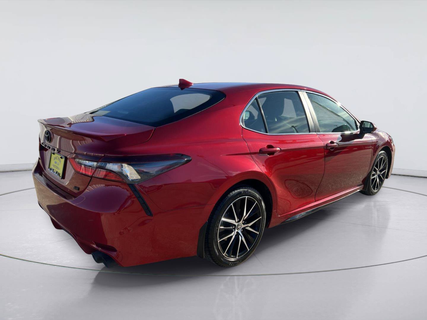 Used 2024 Toyota Camry SE FWD image 3