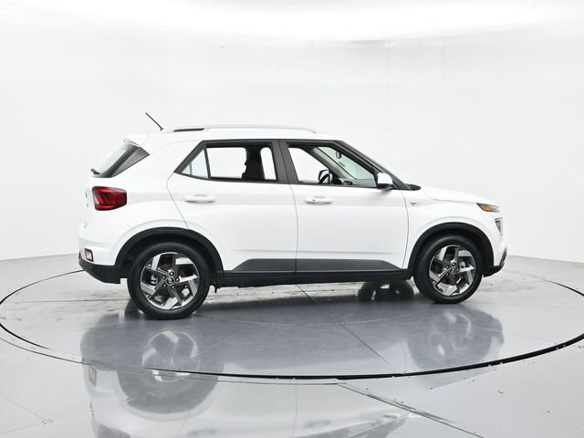 Used 2024 Hyundai Venue SEL FWD image 2