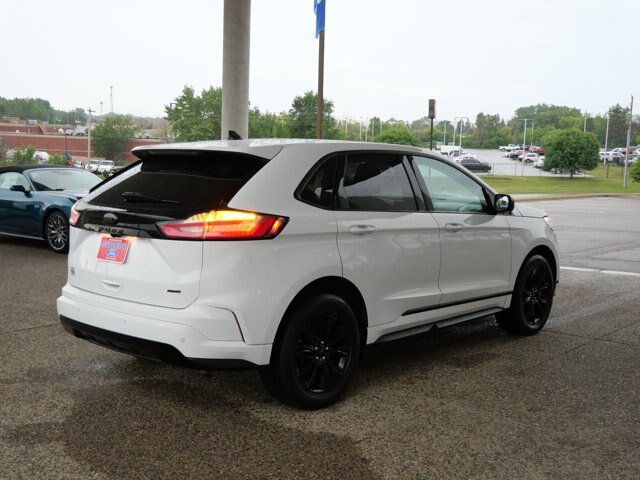 Certified 2024 Ford Edge SE w/ Black Appearance Package AWD/4WD image 4