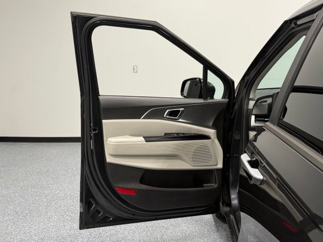 Used 2022 Kia Carnival LX FWD image 13
