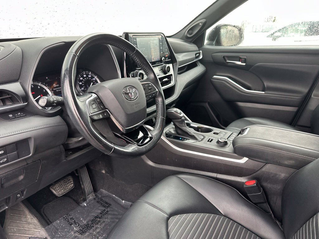 Used 2021 Toyota Highlander XSE AWD/4WD image 15