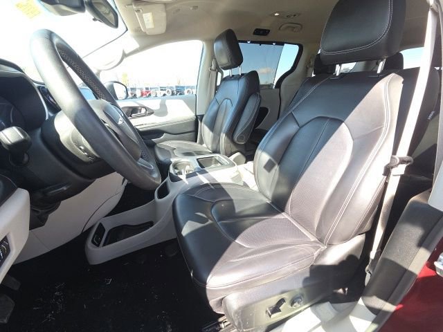 Used 2023 Chrysler Pacifica Touring-L image 29