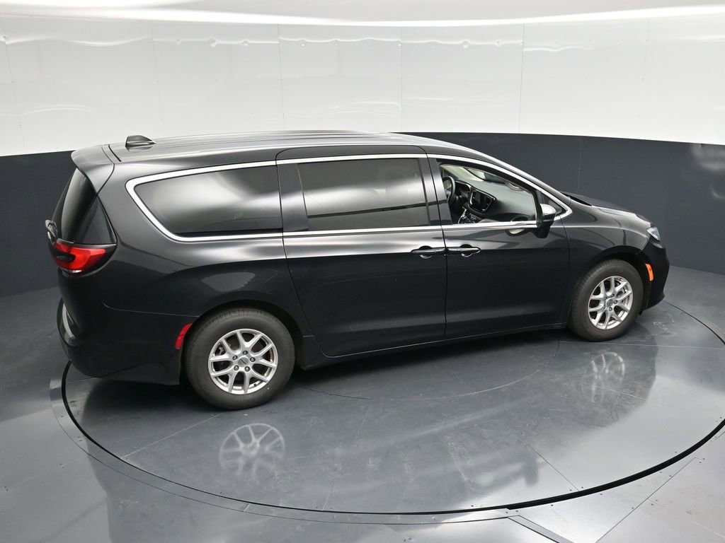 Used 2023 Chrysler Pacifica Touring-L FWD image 46