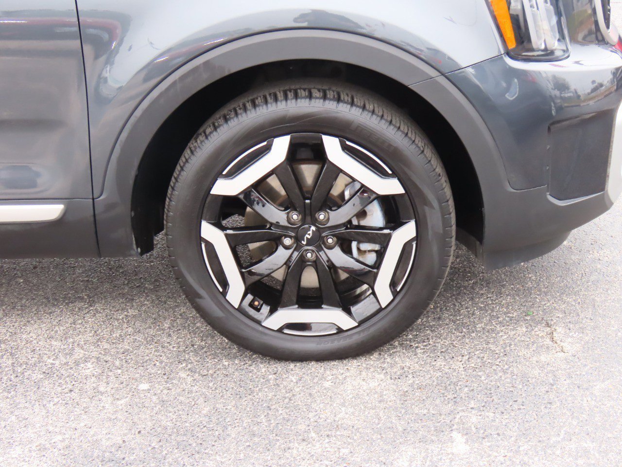 Used 2024 Kia Telluride EX w/ EX Captain's Chair Package image 13