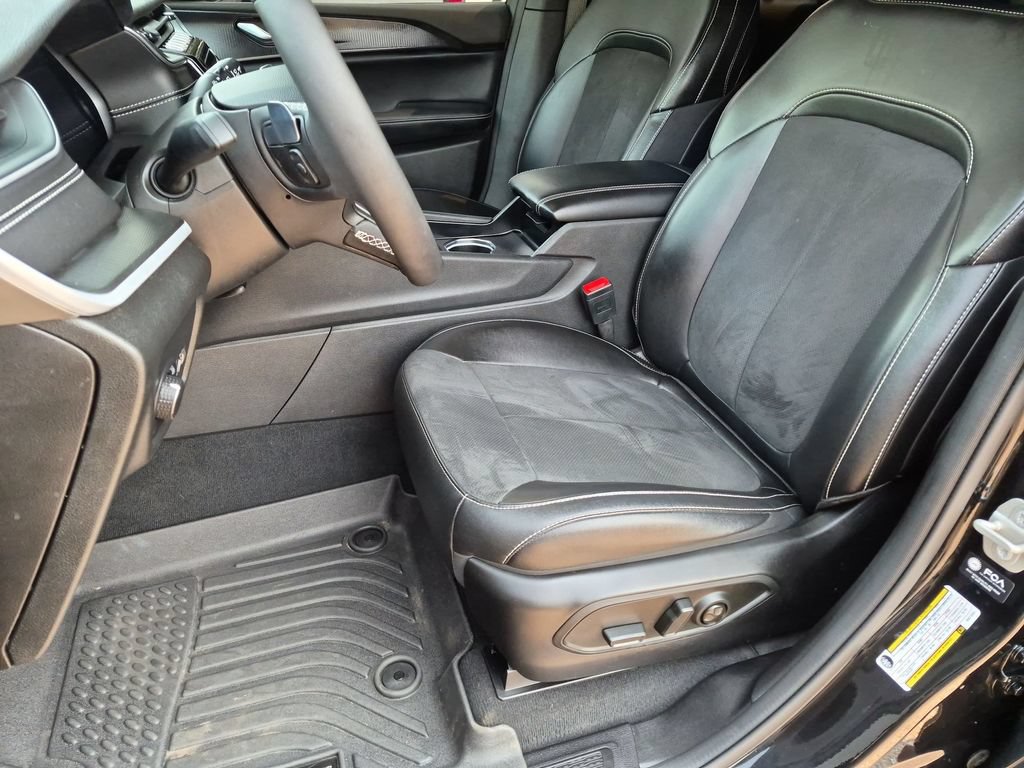 Used 2024 Jeep Grand Cherokee Altitude AWD/4WD image 23
