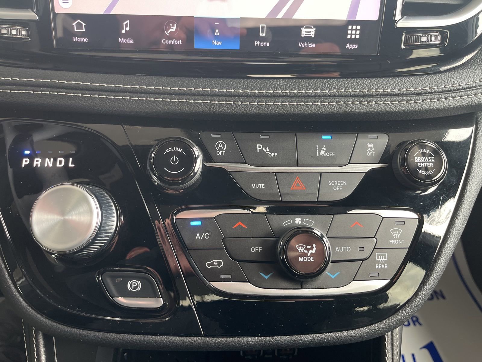 Used 2025 Chrysler Pacifica Limited image 27