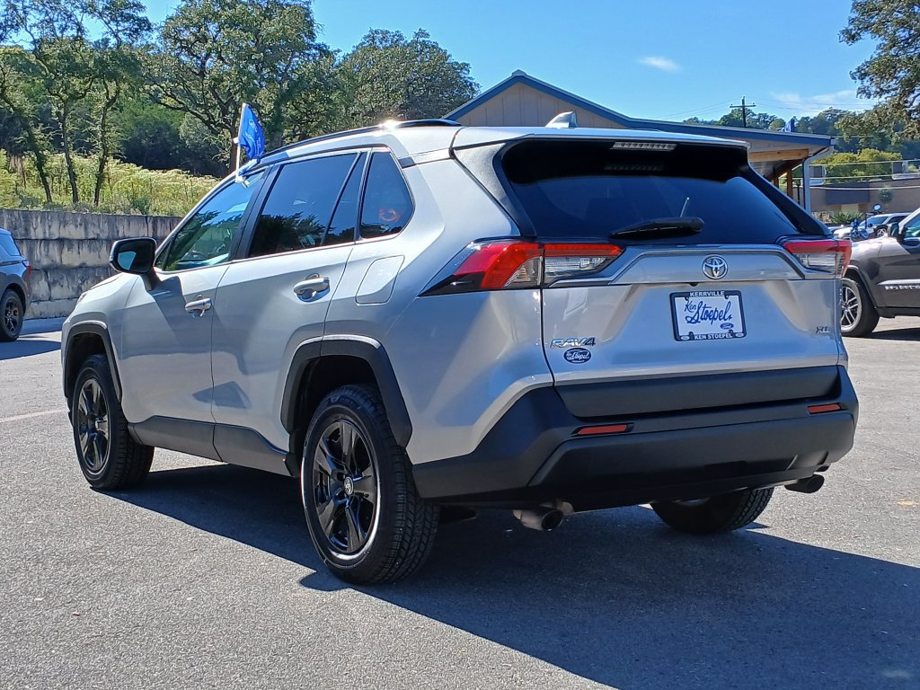 Used 2021 Toyota RAV4 XLE w/ Convenience Package FWD image 5