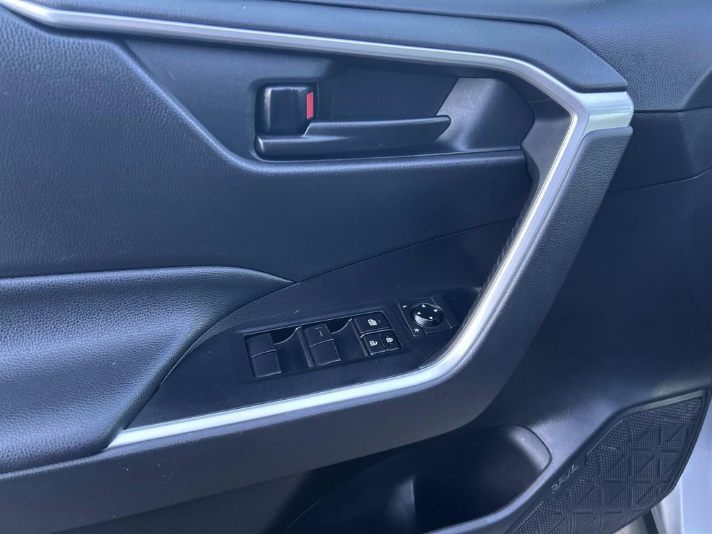 Used 2019 Toyota RAV4 LE image 18