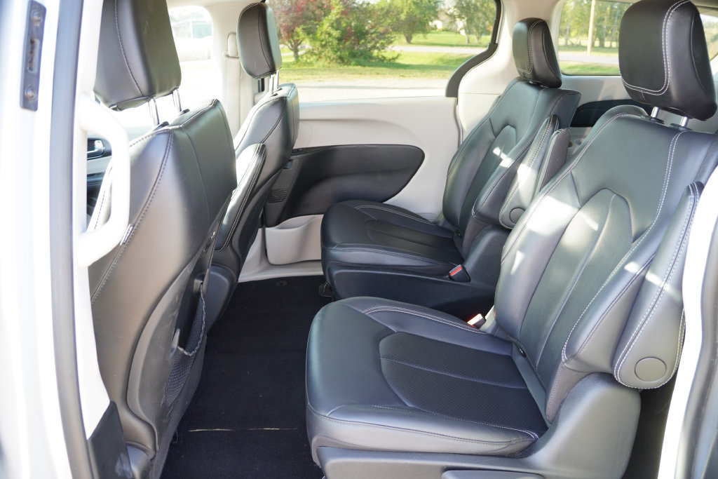 Used 2024 Chrysler Pacifica Limited FWD image 17