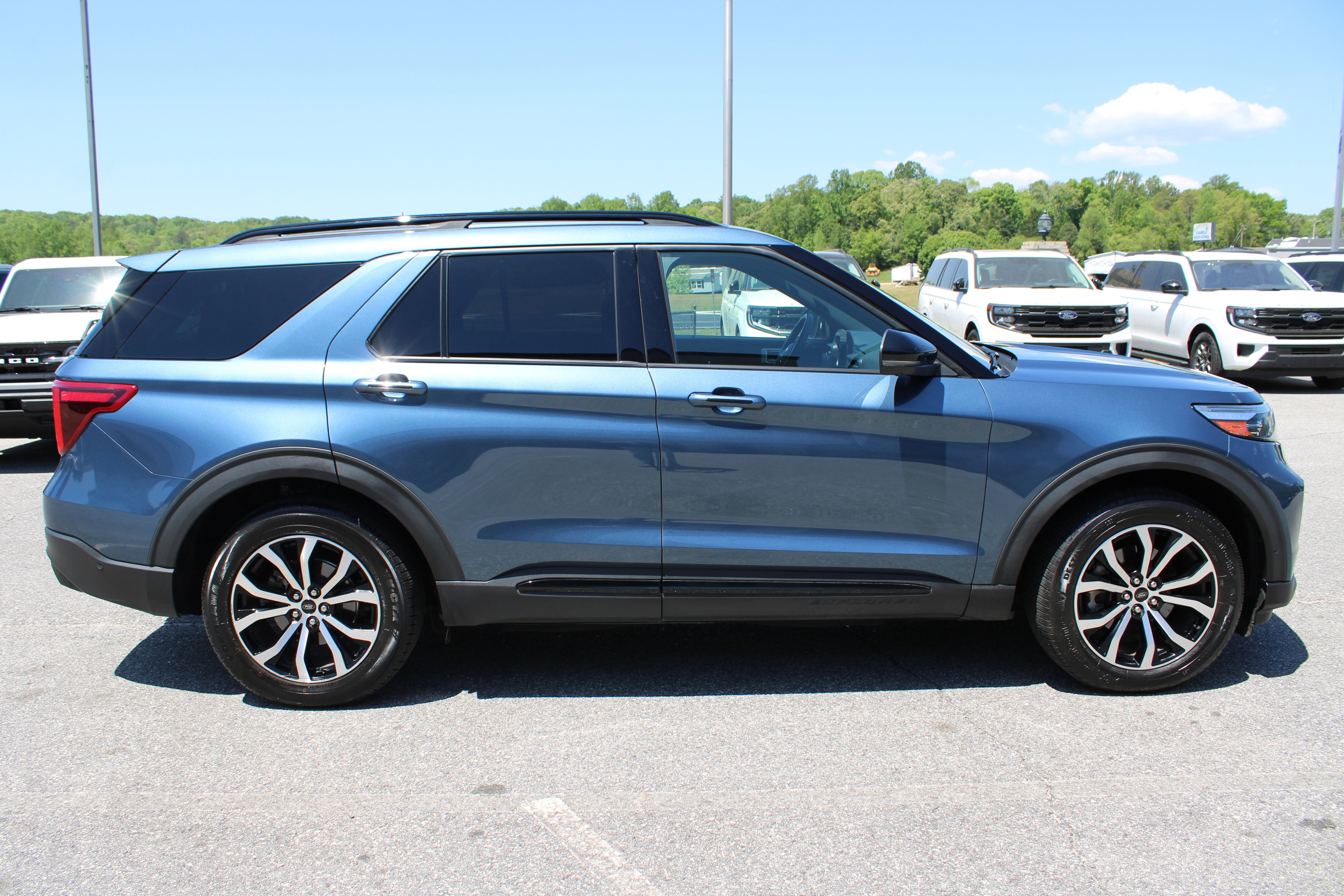 Certified 2020 Ford Explorer ST w/ Premium Technology Package AWD/4WD image 5