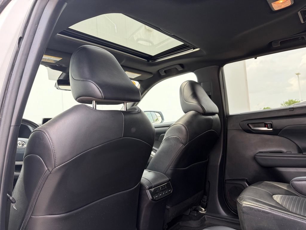 Used 2022 Toyota Highlander XSE AWD/4WD image 19