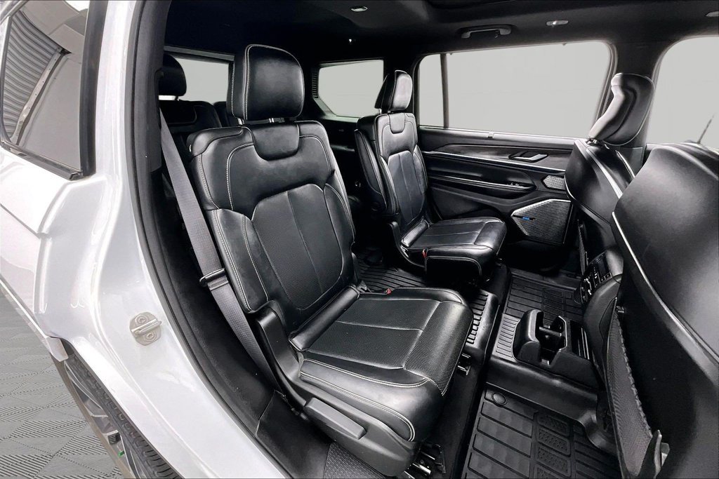 Used 2022 Jeep Grand Cherokee L Overland w/ Luxury Tech Group IV AWD/4WD image 27