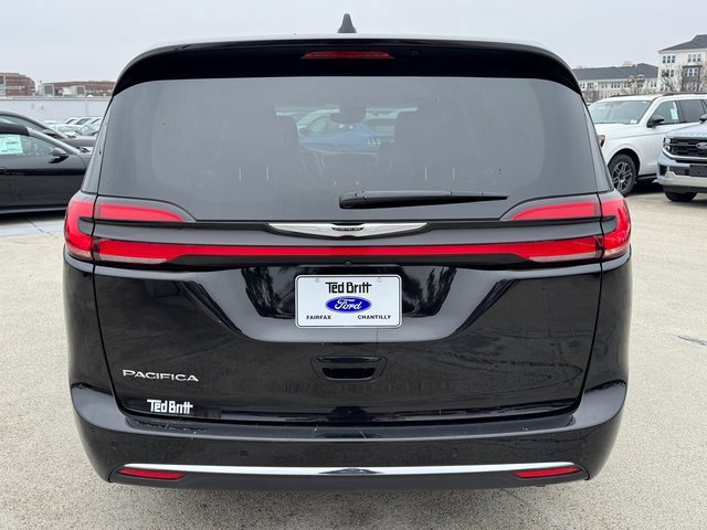 Used 2024 Chrysler Pacifica Touring-L image 4
